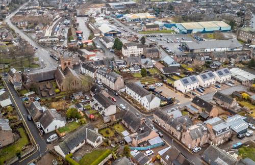 Small, Cosy 2BR 1Bathroom Nearby the Town Center - Photo 11