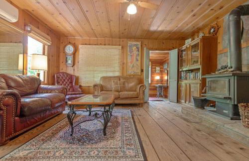 Cozy Riverfront Cabin Just Steps to the Russian River with Beach Access & Wood Stove - Foto 34