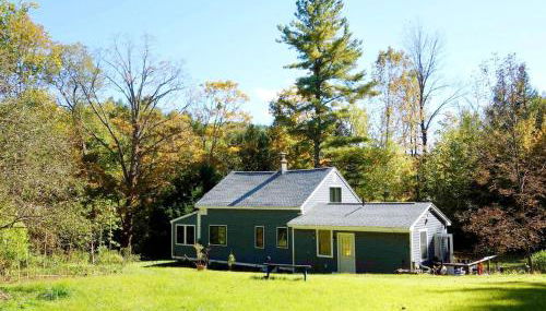 Charming Cabin Getaway with a Wood-Burning Stove in Chesterfield, Massachusetts - Foto 2
