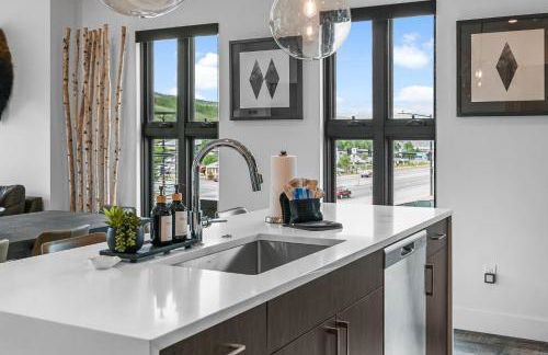 4-Season Modern Mountain Penthouse with Private Hot Tub & Scenic Views - Foto 37