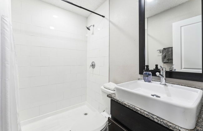 Charming King Bed 1BR w Pool 5 Min to DT - Photo 17