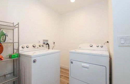 Chic Getaway Cozy Comfortable and Convenient with Two Bedrooms - Foto 18