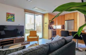 Chic Townhome Retreat nestled Downtown - Foto 25