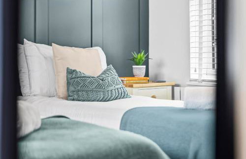 3-BR Luxe Cowes Cottage Harbour Views, Sleeps 6, with Private Garden - LONG TERM STAY WINTER SPECIAL OFFER AVAILABLE! - by Blue Puffin Stays - Foto 17