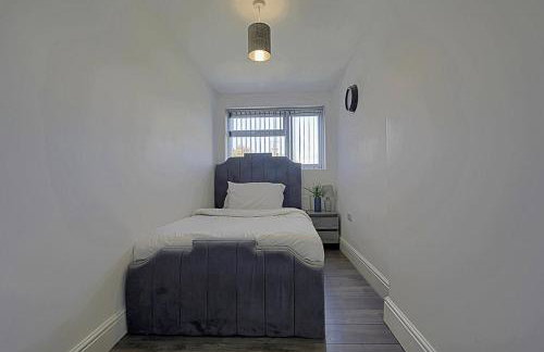 Comfortable 3-Bed Home - Driveway Parking - Foto 26