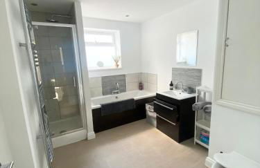 Spacious Town House - Photo 10