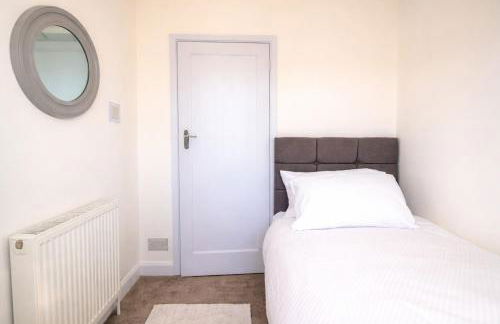 Grantham 3BR Retreat, Contractor Friendly & Parking - Foto 3