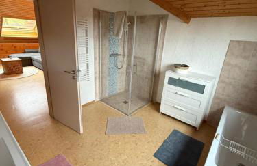 Blockbohlen HolzHaus mit Sauna, Outdoor Jacuzzi und BadeTeich - Foto 48