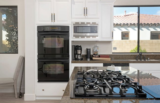 Luxury Resort Style Living w/ Pool & Jacuzzi - Foto 16