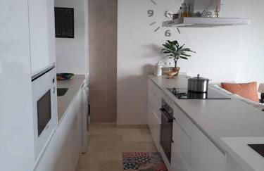 Top-Floor Beachfront Apartment with Parking, Pool, & Spacious Sea-View Balcony - Photo 7