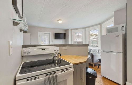 Sleek & Bright 1st Flr Studio Short -Midterm Stays - Photo 6