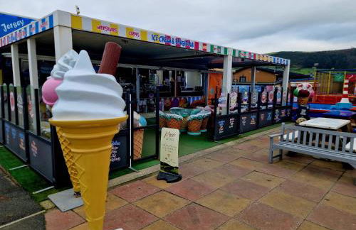 Experience Coastal Bliss in Our Modern 2019 Sea Viev 2 Bedroom static caravan at Clarach Bay Holiday Village! - Foto 2