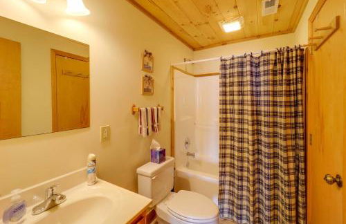 Smoky Mountain Vacation Rental with Large Deck! - Foto 24