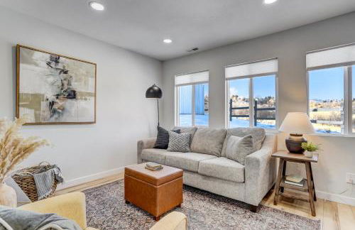 Secluded Westside Cottage - King Bed, Hot Tub, Views, Near Parks and Trails! - Foto 5