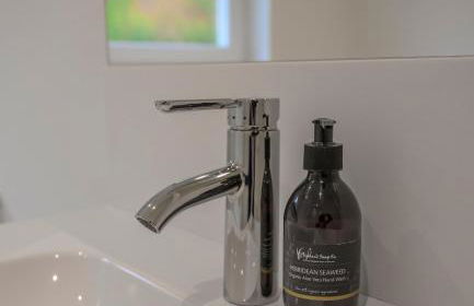 Heathercroft House-Modern 3 bedroom house with stunning views - Photo 24