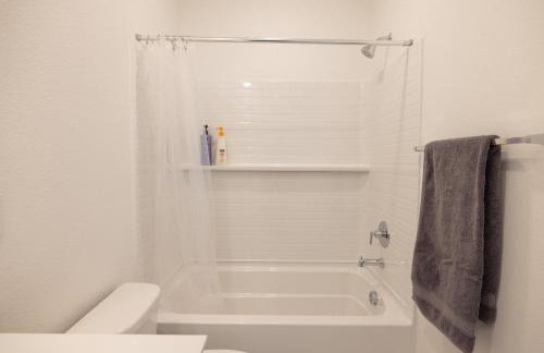 Modern Charming 4BR Home, Family Friendly, Office Space, Fast WiFi, Free Parking - Foto 39