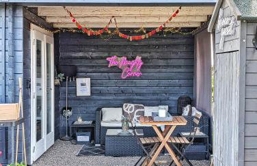 Rural Private Lodge - With Hot Tub - Outdoor Kitchen and Covered Lounge for Two - Foto 20