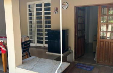 Casa inteira com três quartos, piscina climatizada por energia solar e área de churrasqueira - Foto 4