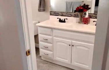 3 Bed 2 Bath House, Quiet & downtown Smart TVs in all rooms, Whole house to yourself - Foto 11