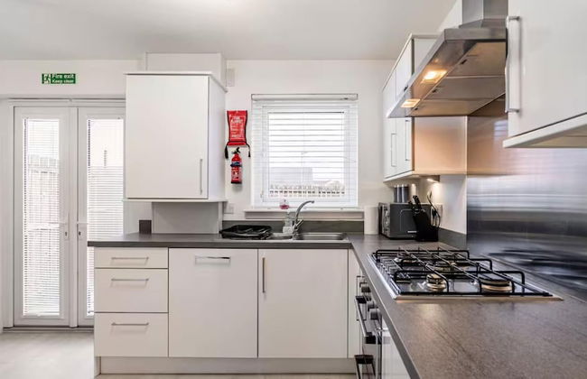 Charming 3 Bed Home in Stepps, Glasgow - Garden & Patio - Photo 44