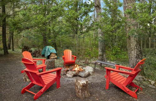 Loft Wood Stove Fire Pit Grill & Deck on Creek - Foto 8