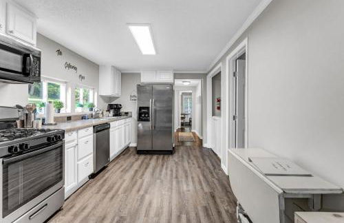 Pet Friendly Group Getaway with Grill and Deck - Foto 24