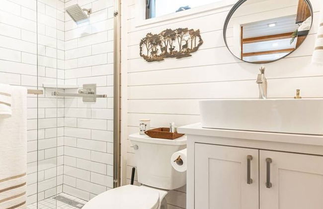 Deer Creek Tiny Container Home-12 Min to Magnolia - Foto 3