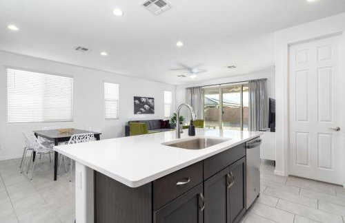 Stylish & Bright Gem ~ King/Queen Beds ~ Backyard! - Foto 8