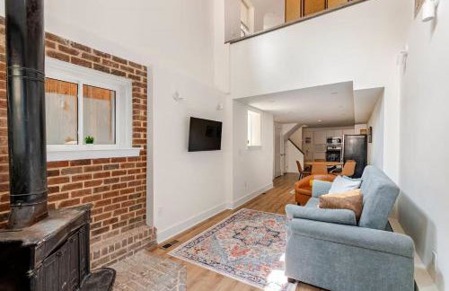 Entire 2-Story Garden Loft Apt with Parking, walk to Metro, Zoo, 2 mi from White House - Photo 1
