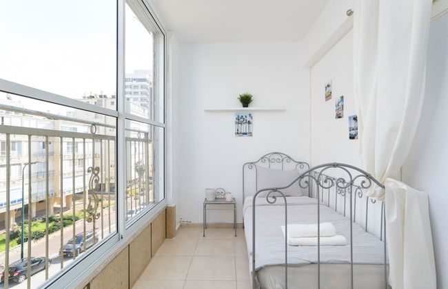 Bright and Fresh Family Home near Beach - Foto 10