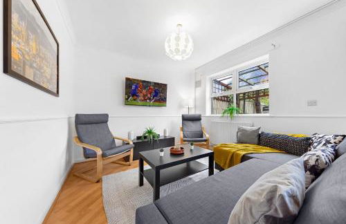 Cozylease 3 Bedroom Canary Wharf Family,Workcation, Fast WiFi, Workspace,1 stop to City - Photo 13