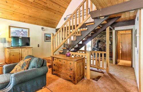 Riverside Winthrop Chalet with Hot Tub and 2 Decks! - Foto 6