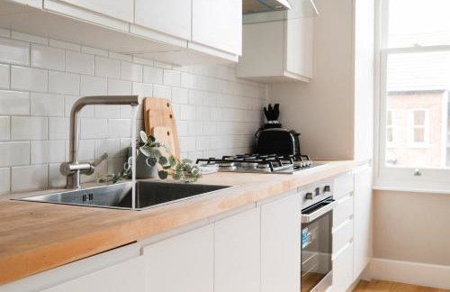 Stylish & Modern London Apartment in Honor Oak - Photo 4