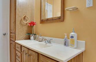 Super Cute & Cool Home with 65Inch TV 2Baths 4 Bedrooms 2King Beds BBQ Grill Fenced Backyard - Foto 63