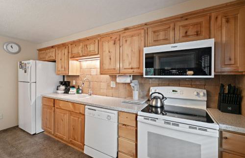 Trapper 8: Cozy 4-Bedroom Condo, 1 Minute to Yellowstone, perfect for 8 guests. - Foto 35