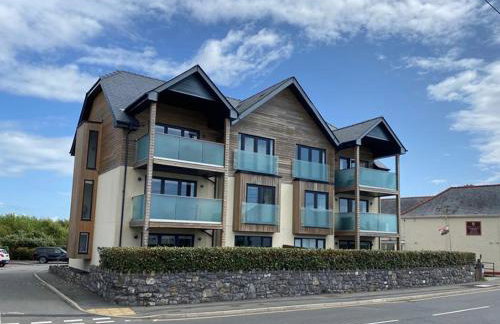 1 Y Bae - Top Floor Apartment - Photo 1