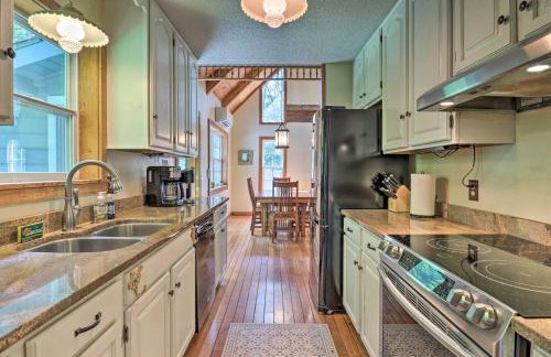 Family Retreat Cabin with Summit, Lake Views, Deck! - Foto 6