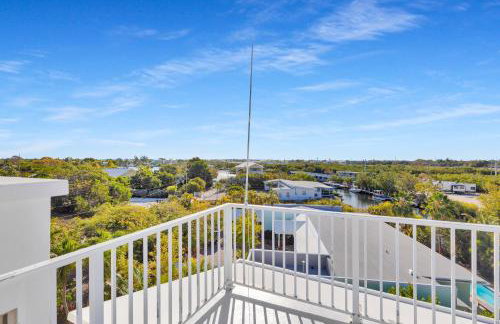 NEW LISTING! Reel Joy Waterfront Luxe with Pool and Private Dock home - Foto 76