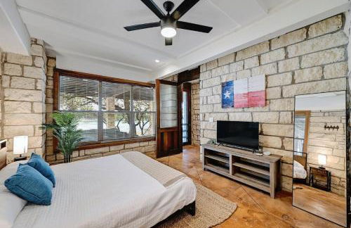 Luxury Lakefront Escape on Lake Travis - Photo 14