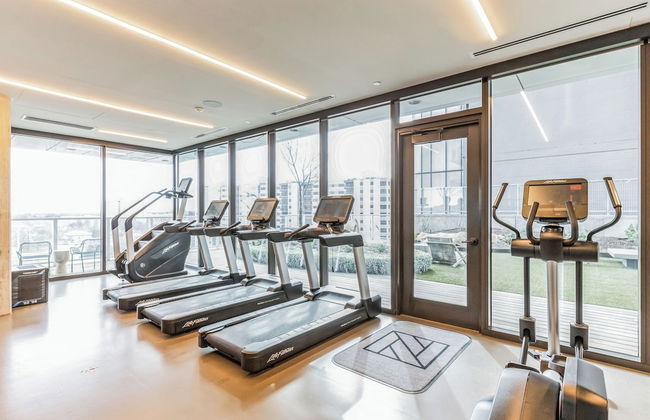 High Rise Luxury Condo With Lake & City Views - Foto 19