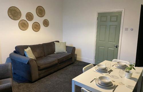 Overhill 3 bedroom flat 5 beds, free parking, ideal for Contractors - Foto 3