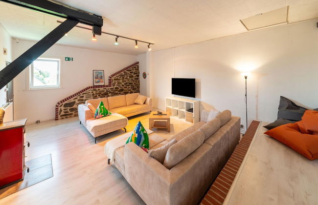 Spacious Villa With Tennis - Photo 20