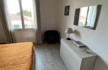 Grand F2 60mq centre Antibes, proche plages, commerces, 2 balcons, parking, train, bus, deco vintage, pet friendly - Foto 8