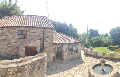 Stunning 2 Bedroom Guest House with Hot Tub - Photo 13