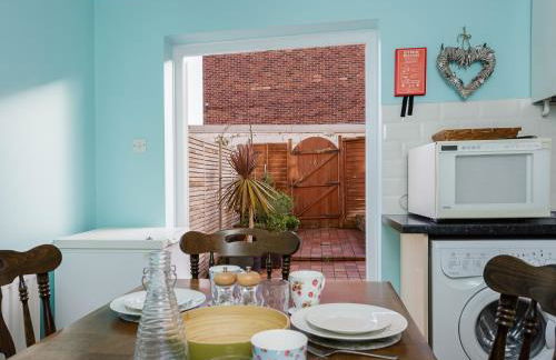 Bayfields house by the Sea, parking, garden, central location - Photo 5