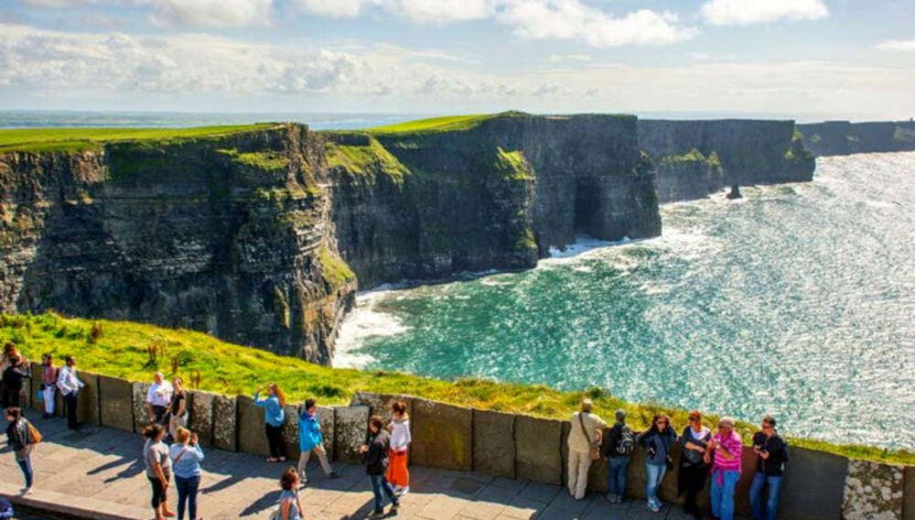 Turistas en los acantilados