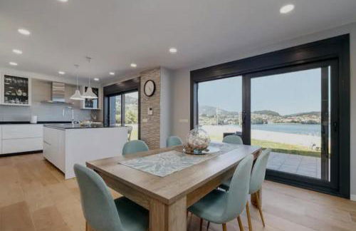 Casa nueva con piscina y vistas al mar - Foto 1