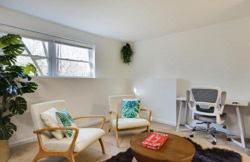 Stunning Poconos Villa- Hot Tub, Pool, Game Room, BBQ & more - Foto 52