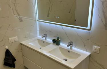 PARIS PANTIN Magnifique Appartement 4 pièces de 108m2 avec 2 PARKING intérieur - très cosy pour 1 à 12 personnes - Entièrement refait à neuf ENTIRE APARTMENT LUXURIOUS AND WARM - PANTIN PARIS 19 ème FREE WIFI GRATUIT - Foto 20