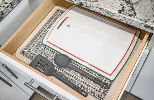 Spacious 5BR Getaway w Game Room & Modern Comfort - Photo 40